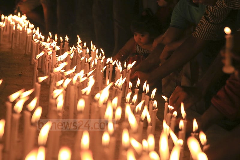 People light candles at the ‘Shaheed Bedi’ in memory of those killed by Pakistani army on the night of March 25, 1971, at Jagannath Hall on Tuesday.