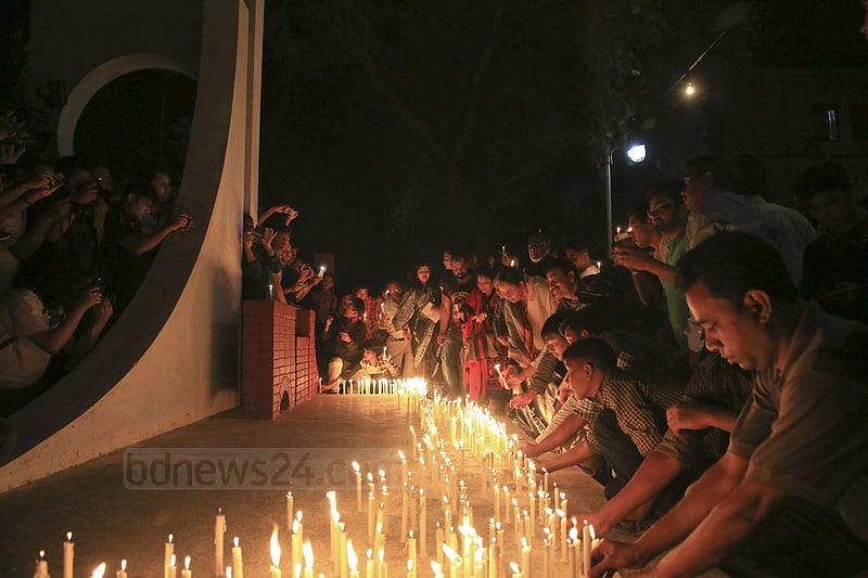 People light candles at the ‘Shaheed Bedi’ in memory of those killed by Pakistani army on the night of March 25, 1971, at Jagannath Hall on Tuesday.