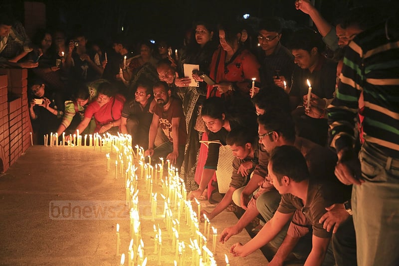 People light candles at the ‘Shaheed Bedi’ in memory of those killed by Pakistani army on the night of March 25, 1971, at Jagannath Hall on Tuesday.