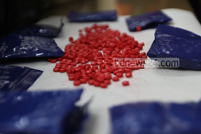 কক্সবাজারে সোয়া দুই লাখ ইয়াবাসহ আটক ১৬