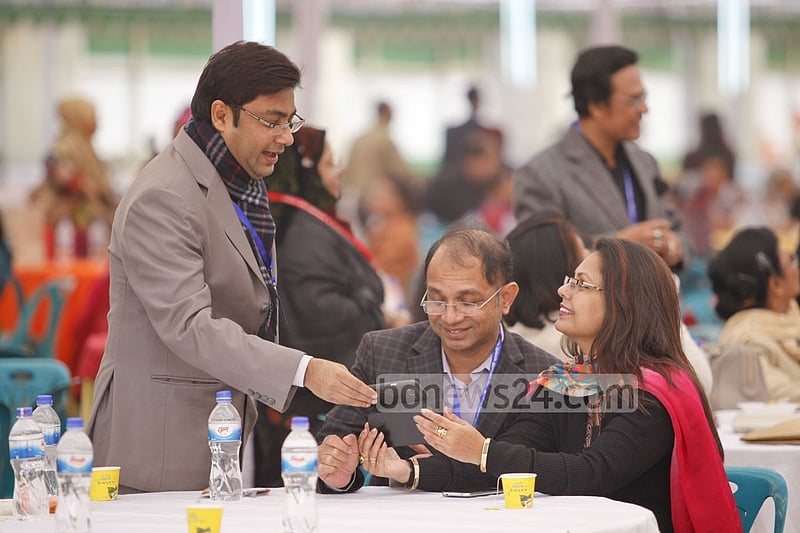 The sight of so many old friends brought joy to former students who got together at Dhaka University for Hironmoyee Melbondhon on Saturday.