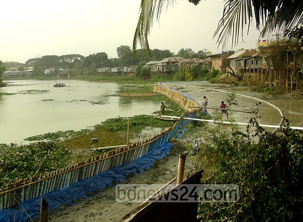 ফরিদপুরে নদী ভরাট করে রাস্তা নির্মাণ
