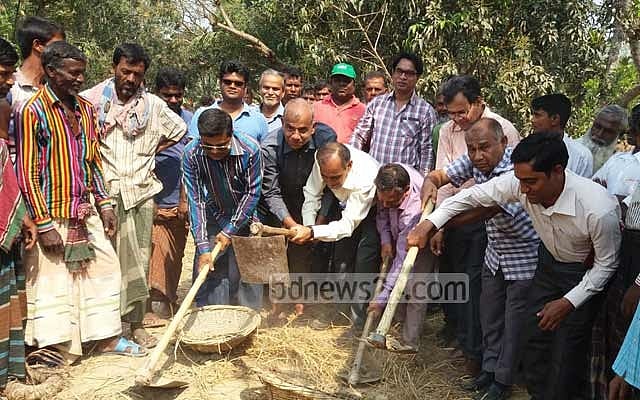 অবশেষে বড়াল নদী থেকে সরছে ক্রসবাঁধ