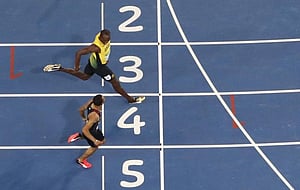 Bolt through to 200m final, Gatlin out