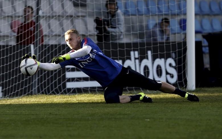 Barca sign Dutch keeper Cillessen from Ajax