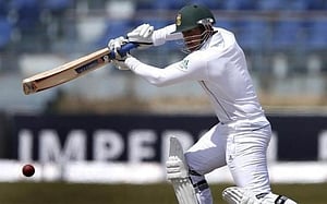 De Kock topscores as South Africa batsmen flourish