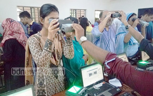 স্মার্টকার্ড: ২০১৭-১৮ সালের ভোটারদের বায়োমেট্রিক তথ্য নিচ্ছে ইসি