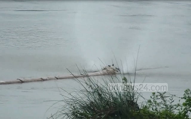 টাঙ্গাইলের পুংলী নদীতে গ্যাস লাইন ফেটে আতঙ্ক