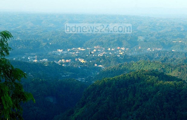 বান্দরবানে মুখোমুখি সংঘর্ষের পর ২ ট্রাক  খাদে, নিহত ৬