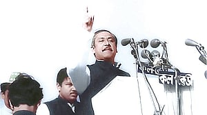 কল-রেডী: ৭ মার্চের সেই মাইক সংরক্ষণ করবে কে?