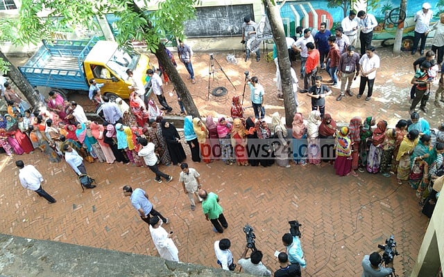সাংবাদিকের মোটরসাইকেলে ছাড় নেই, ভোটকক্ষ থেকে লাইভে ‘না’