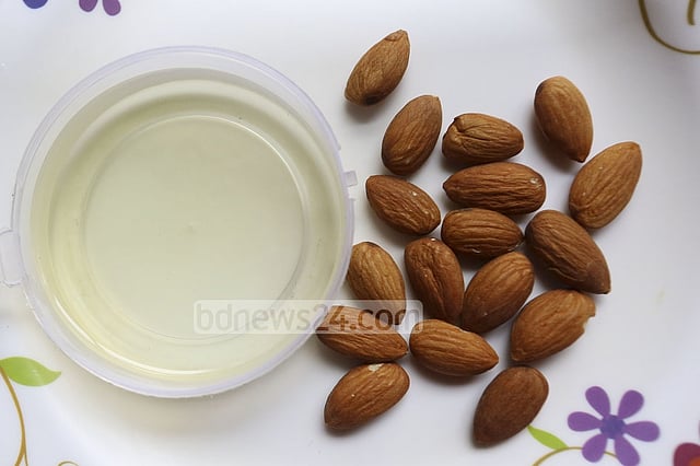 মেইকআপ ওঠাতে কাঠ-বাদামের তেল