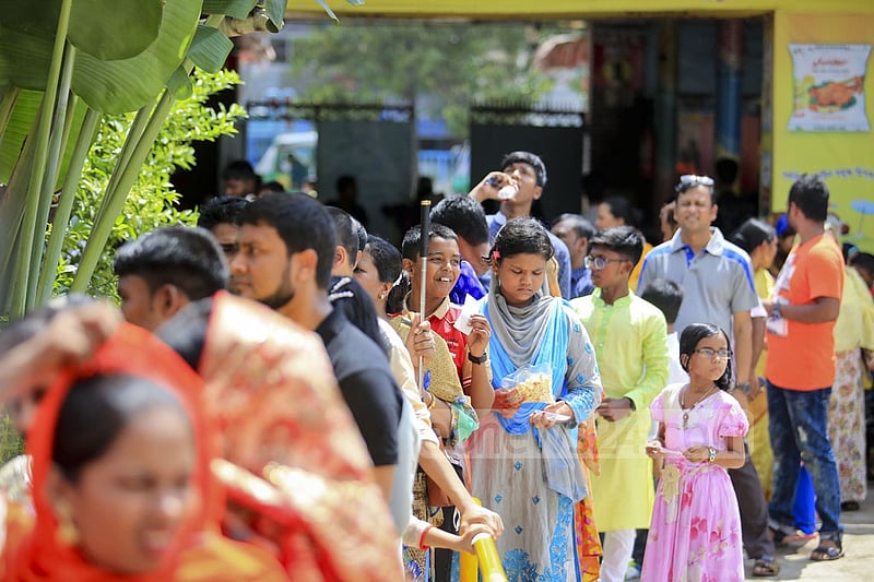 A long queue in front of a ride at DNCC Wonderland in Dhaka's Shyamoli a day after the Eid on Tuesday. Photo: asaduzzaman pramanik