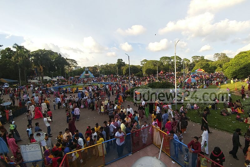A long queue in front of a ride at Shishu Park on Tuesday, a day after the Eid-ul-Fitr. Photo: abdul mannan