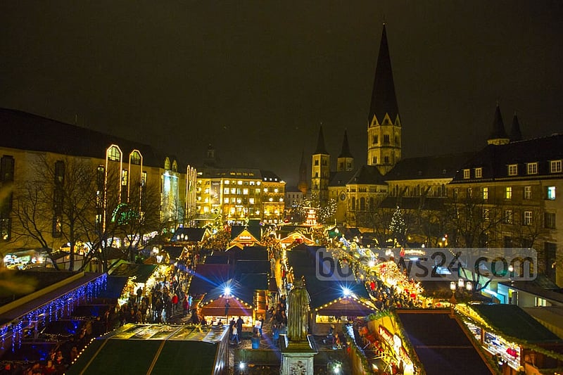The Weihnachtsmarkt in Bonn remains busy, even on the day before Christmas.