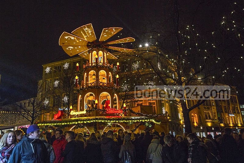 The Weihnachtsmarkt in Bonn remains busy, even on the day before Christmas.