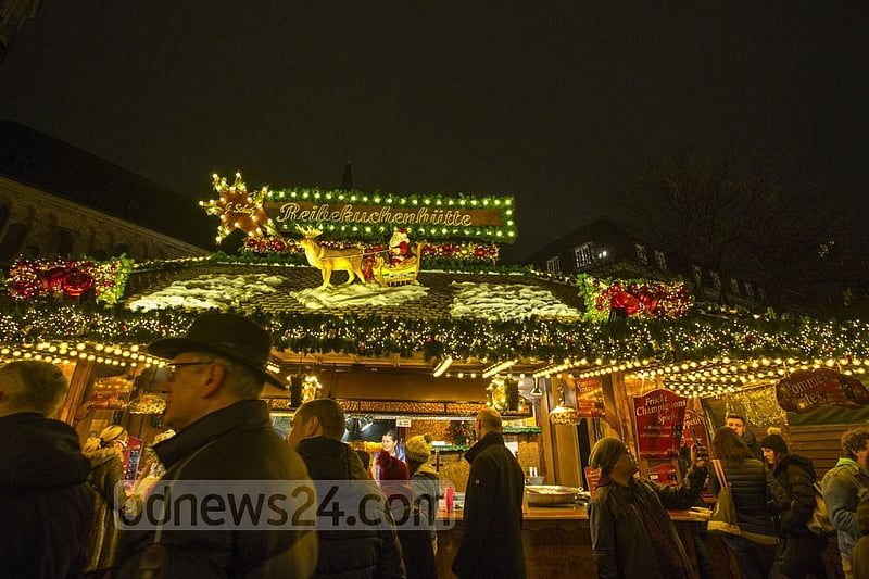 The Weihnachtsmarkt in Bonn remains busy, even on the day before Christmas.