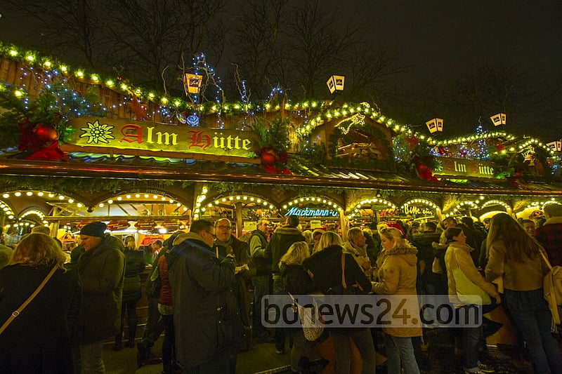 The Weihnachtsmarkt in Bonn remains busy, even on the day before Christmas.