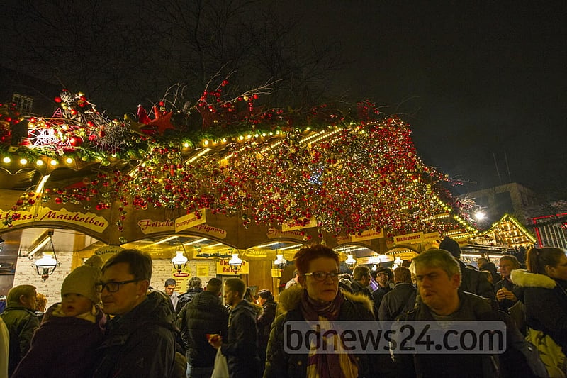 The Weihnachtsmarkt in Bonn remains busy, even on the day before Christmas.