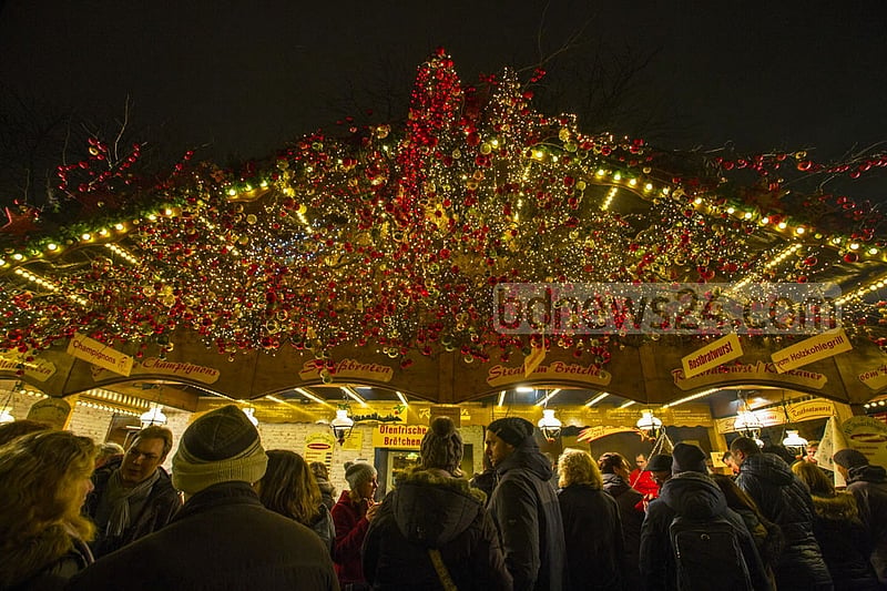 The Weihnachtsmarkt in Bonn remains busy, even on the day before Christmas.