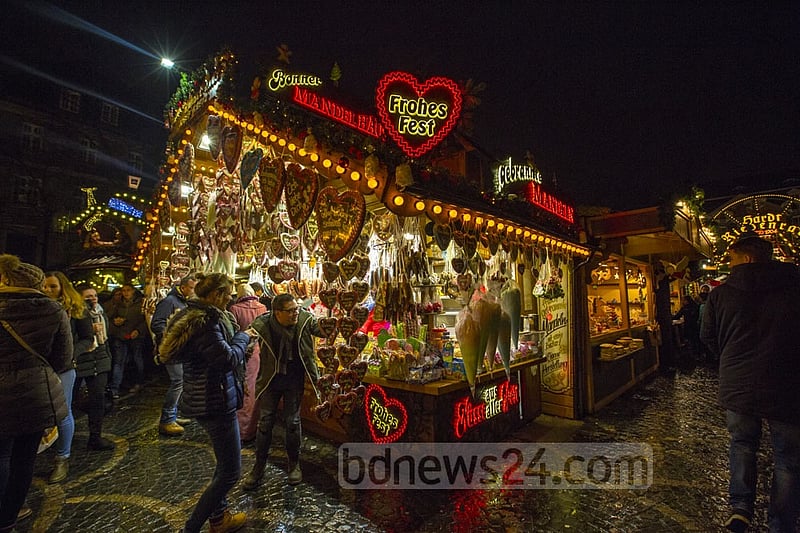 The Weihnachtsmarkt in Bonn remains busy, even on the day before Christmas.