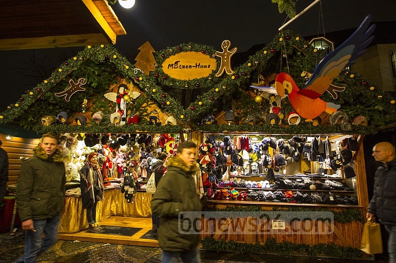 A bustling Weihnachtsmarkt in Bonn on Christmas Eve.
