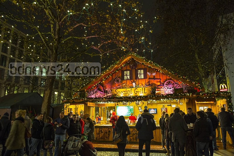 The Weihnachtsmarkt in Bonn remains busy, even on the day before Christmas.