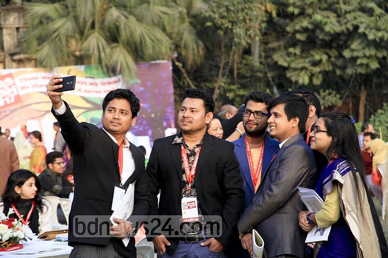 It's time to take an ussie to keep the memory alive for next one year during the EDAS (English Department Alumni Society) bash at Dhaka University on Saturday.