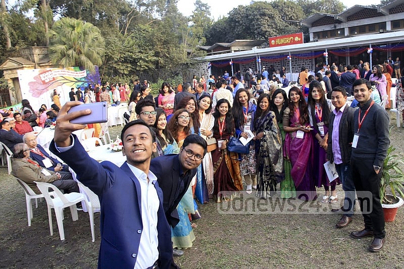 It's time to take an ussie to keep the memory alive for next one year during the EDAS (English Department Alumni Society) bash at Dhaka University on Saturday.