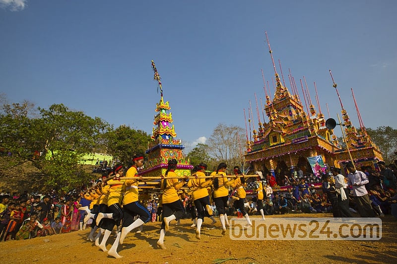 The first day of the funeral mainly passes through dancing while carrying the tomb.
