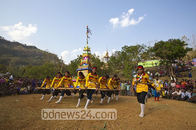 The first day of the funeral mainly passes through dancing while carrying the tomb.