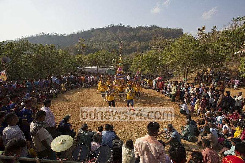 The first day of the funeral mainly passes through dancing while carrying the tomb.