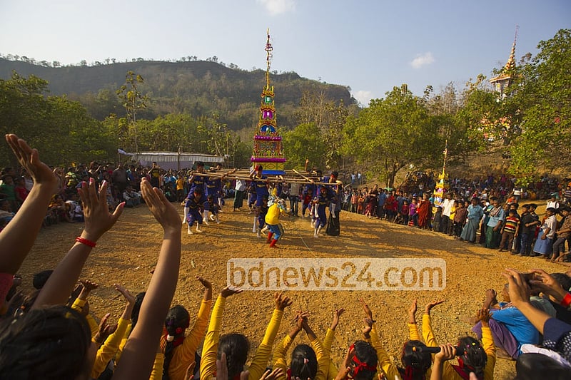 The first day of the funeral mainly passes through dancing while carrying the tomb.