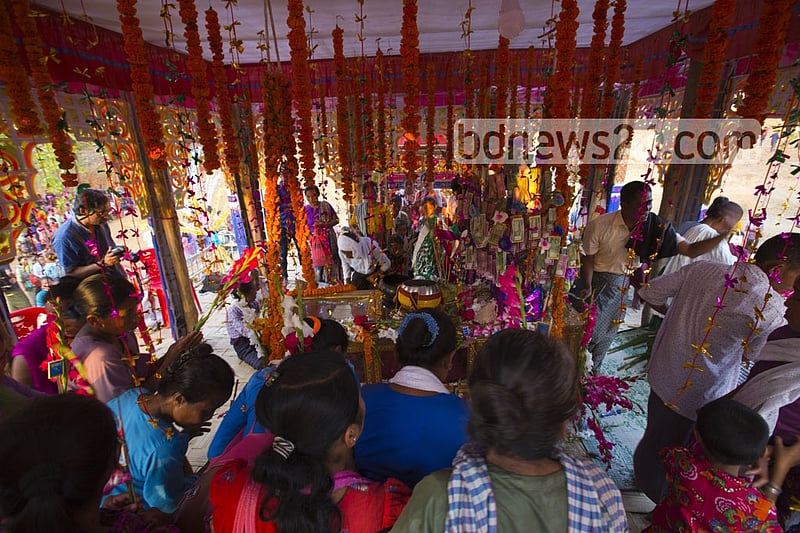 Devotees pay last respect to Sasna Mahathero inside the tomb.