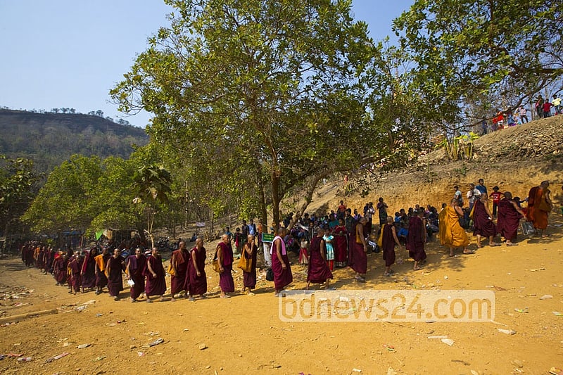 Buddhist monks come to different Viharas to take part in the funeral of Sasna Mahathero.