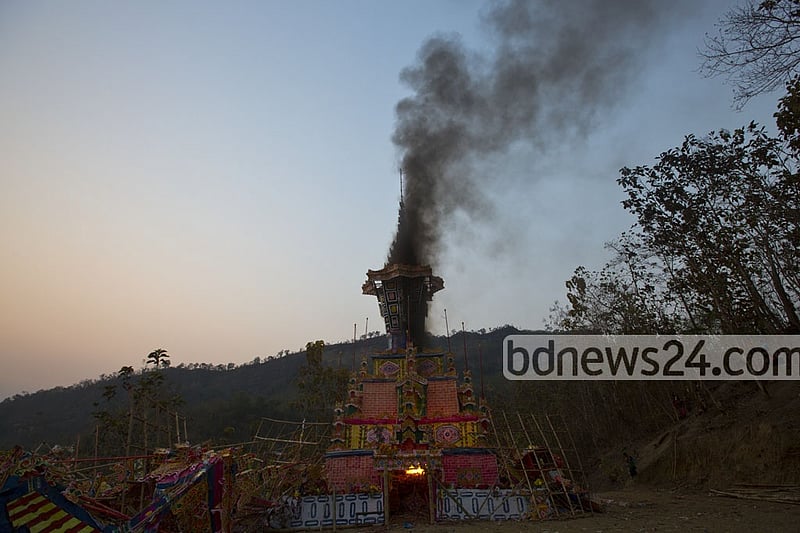 The two-day funeral ends through cremation.