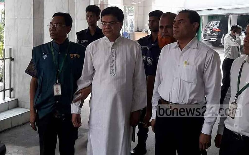 ACC arrests land minister’s personal officer for 'defrauding' RAJUK land in Gulshan