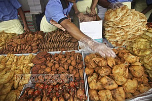 দেহে মসলাদার ভাজা খাবার খাওয়ার বাজে প্রভাব