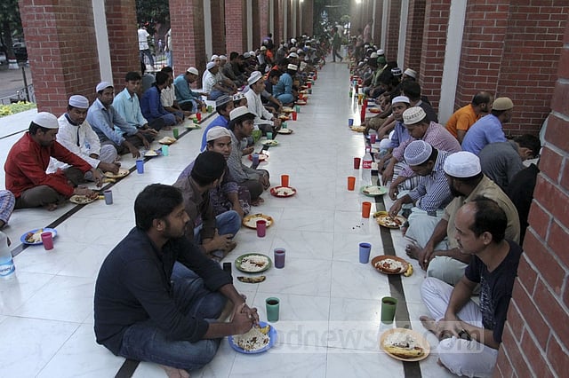 চাঁদ দেখা যায়নি, রোজা শুরু শুক্রবার