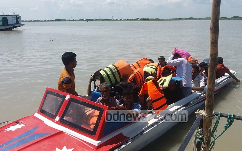 পদ্মায় স্পিডবোট উল্টে মেয়রসহ আহত ৬
