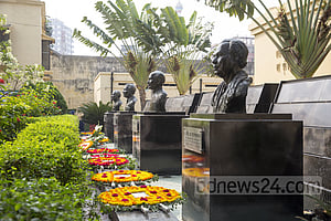 ‘মরণ সাগর পাড়ে তোমরা অমর’