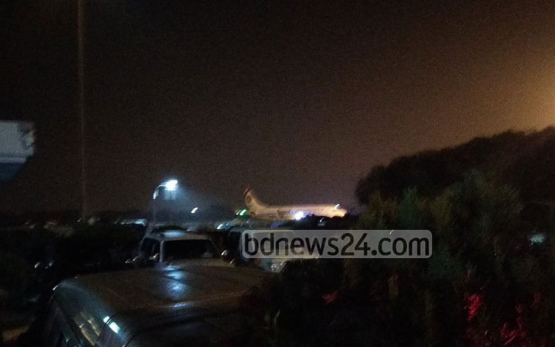 All passengers disembarked from hijacked Biman flight, suspect still inside: Home minister