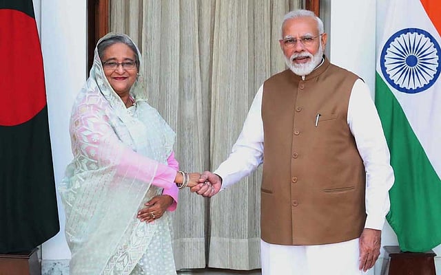 দিল্লি যাচ্ছেন শেখ হাসিনা: ঝুলে থাকা বিষয়ে ‘দিক-নির্দেশনা’ মেলার আশা