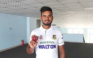 সুমন-সাকিলের ছোবলে ২ দিনেই জিতল ঢাকা