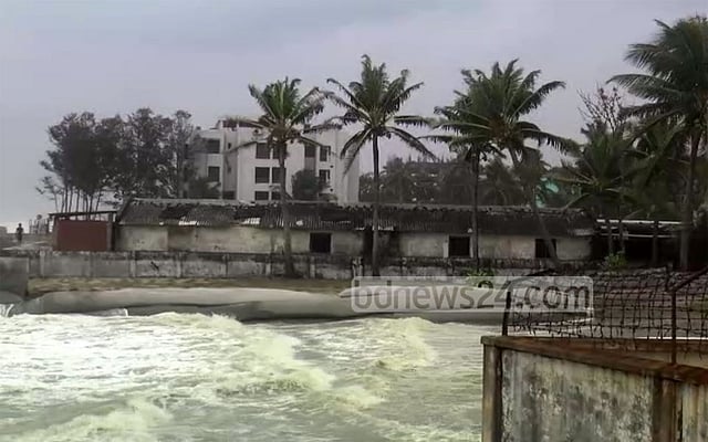 জাহাজ চলাচল বন্ধ, সেন্টমার্টিনে আটকা ৩ শতাধিক পর্যটক