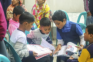নতুন পাঠ্যবই: ব্যবস্থার হুঁশিয়ারি শিক্ষামন্ত্রীর, প্রকাশকদের ভিন্ন সুর