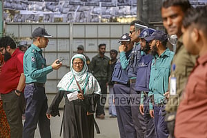 ভোট: পুলিশকে সাহস জোগালেন অবসরপ্রাপ্ত কর্মকর্তারা