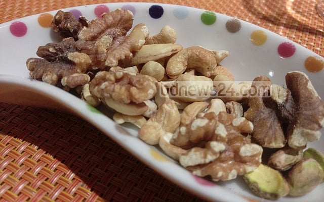 যেসব বাদামে প্রোটিন বেশি