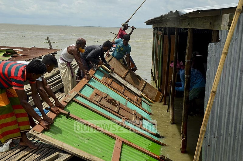 Residents of Brahmangaon move to higher ground for safety as the flood situation worsens in Munshiganj’s Louhajang Upazila.