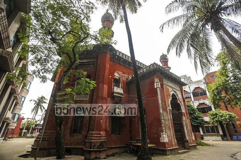 The structure of Lalkuthi in Old Dhaka’s Farashganj is now in a vulnerable state due to the lack of renovation. Photo: Mahmud Zaman Ovi